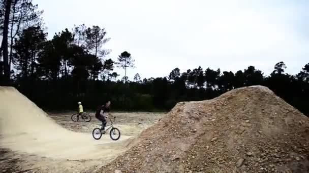 Bmx Biker Springen Schmutzsprünge — Stockvideo