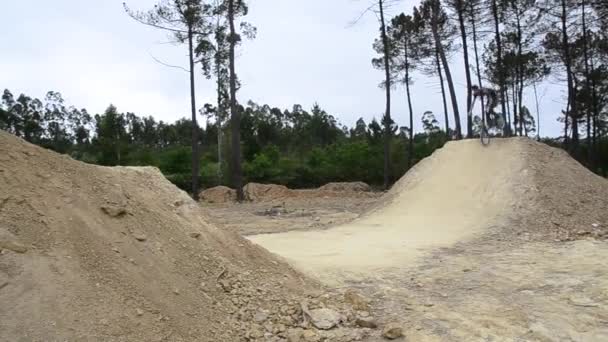 BMX motociclista saltando saltos de tierra — Vídeos de Stock