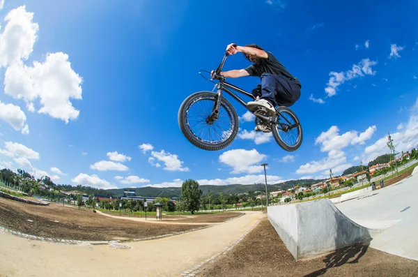 Bmx 大きな空気ジャンプ — ストック写真