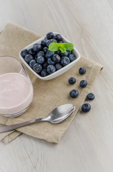 Yoghurt met verse bosbessen — Stockfoto