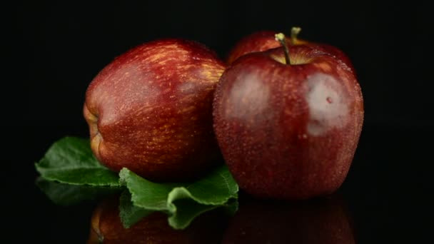 Röda äpplen med vattendroppar — Stockvideo