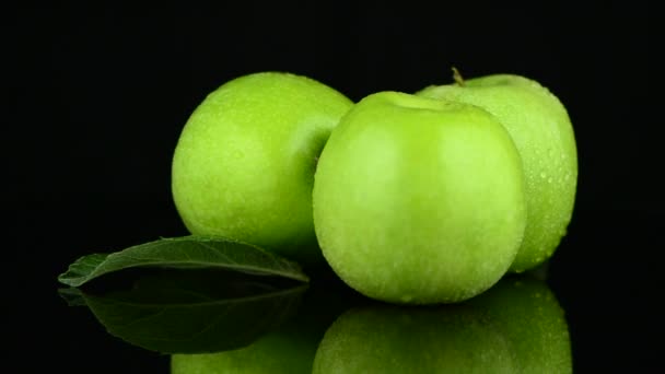 Зеленые яблоки с каплями воды — стоковое видео