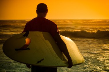 Surfer kijken naar de golven