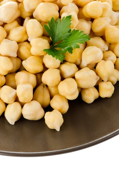 Garbanzos en un plato marrón —  Fotos de Stock