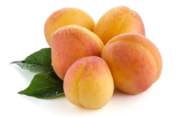 Сладкие персики с листочками — стоковое фото