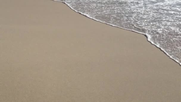 Ondas oceânicas na areia da praia — Vídeo de Stock