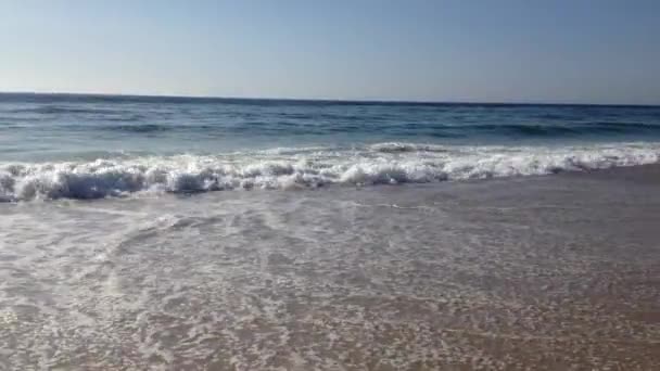 Oceaan golven op het strand zand — Stockvideo