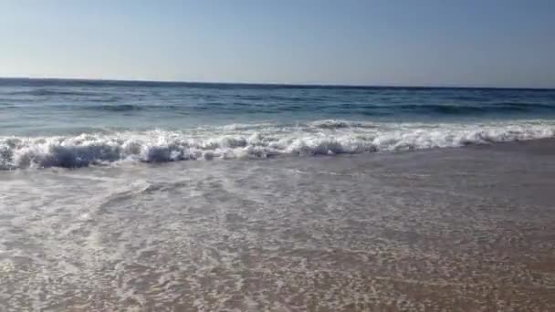 vlny oceánu na pláži písek