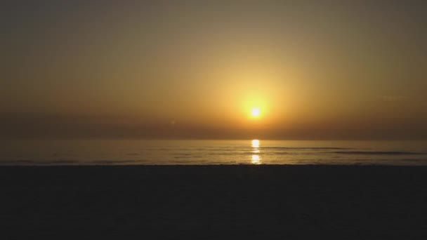 Solnedgång timelapse med vågor krasch på stranden — Stockvideo