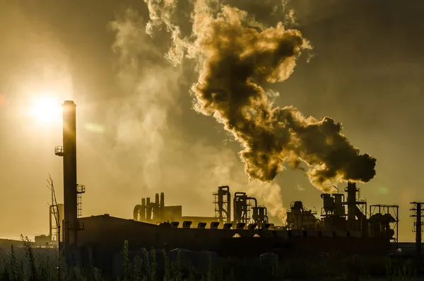 Air pollution coming from factory smoke — Stock Photo, Image