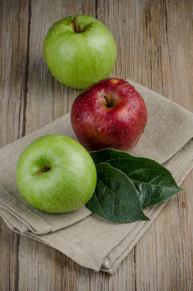 Äpfel in einer Serviette — Stockfoto