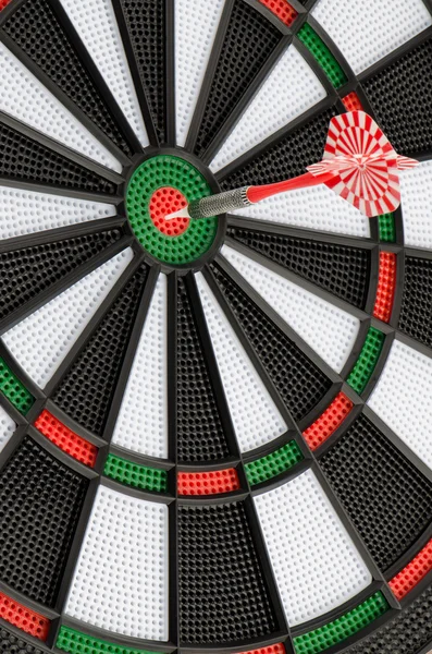 Dartboard met dart — Stockfoto