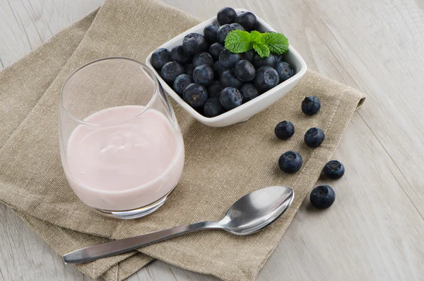 用新鲜蓝莓酸奶 — 图库照片