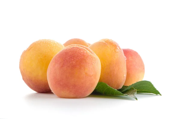 Sweet peaches with leafs — Stock Photo, Image