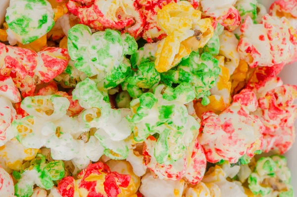 Grânulos de cor estourada de lanche de milho pop — Fotografia de Stock