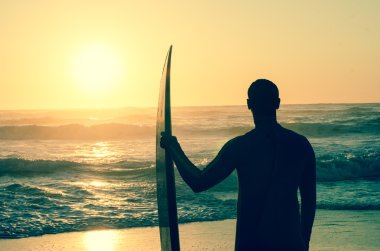 Surfer kijken naar de golven