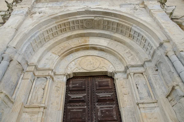 Vieille porte d'entrée église — Photo