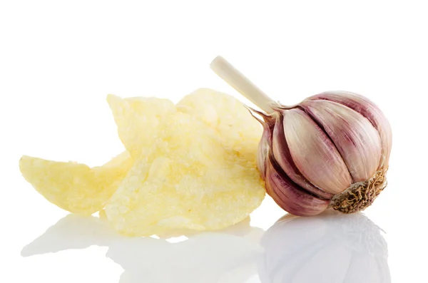 Potato chips and garlic — Stock Photo, Image