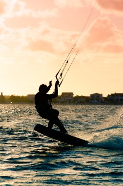 silhouet van een kitesurfer vliegen