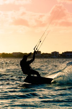 silhouet van een kitesurfer vliegen