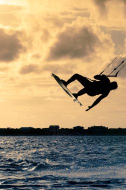 silhouet van een kitesurfer vliegen