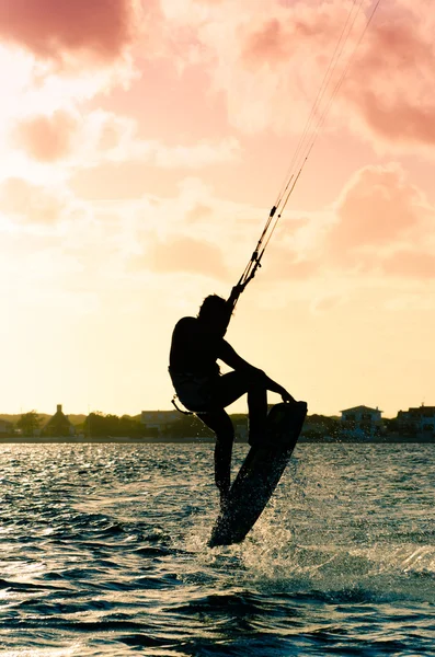 Sylwetka kitesurfer pływające — Zdjęcie stockowe