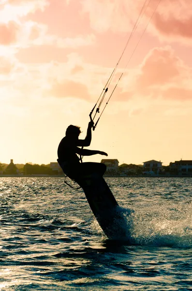 Sylwetka kitesurfer pływające — Zdjęcie stockowe