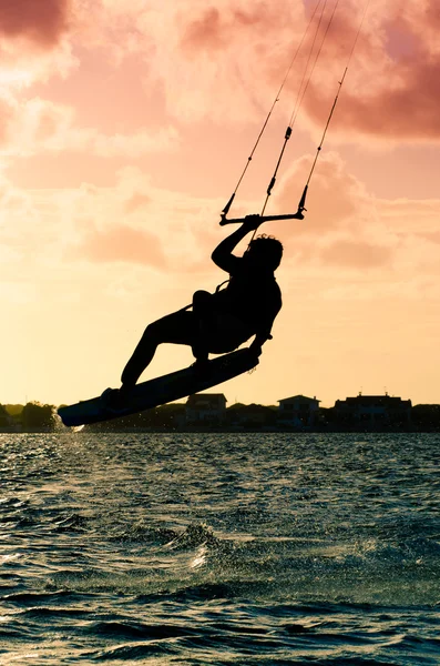 Sylwetka kitesurfer pływające — Zdjęcie stockowe