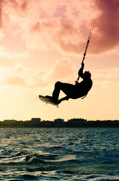 Silhouette di un kitesurfer che vola — Foto Stock