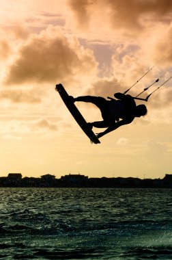 silhouet van een kitesurfer vliegen