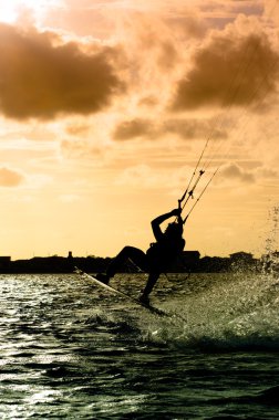 silhouet van een kitesurfer vliegen