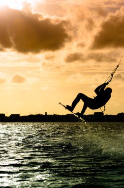 silhouet van een kitesurfer vliegen