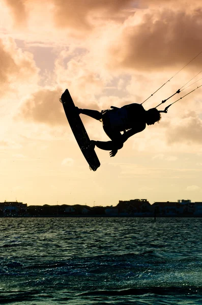 Silhouette eines fliegenden Kitesurfers — Stockfoto