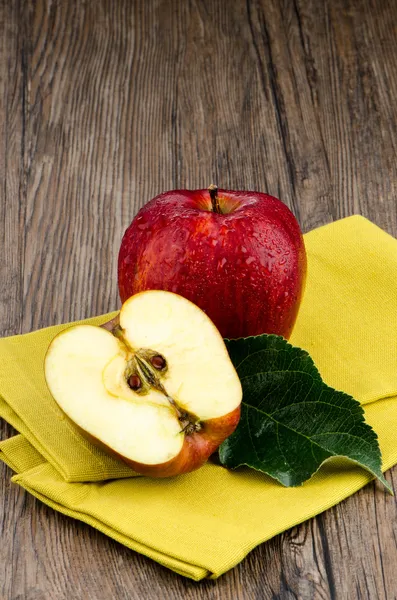 Las manzanas en la servilleta —  Fotos de Stock