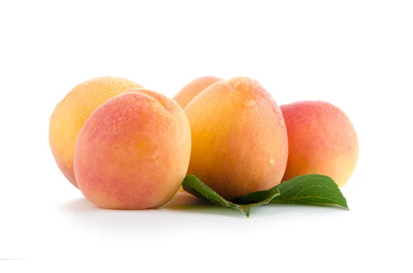 Söta persikor med blad — Stockfoto