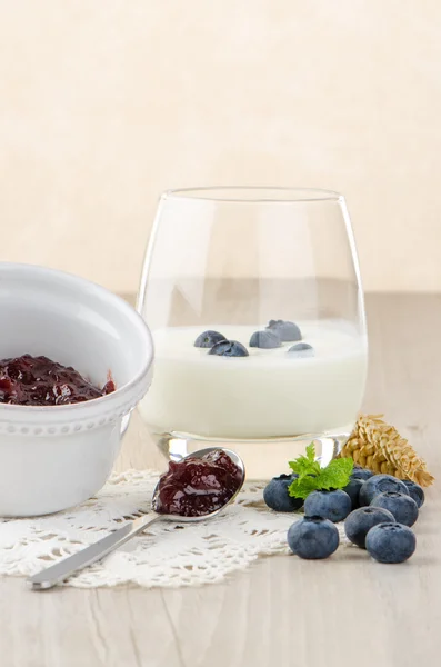 Iogurte com mirtilos frescos — Fotografia de Stock
