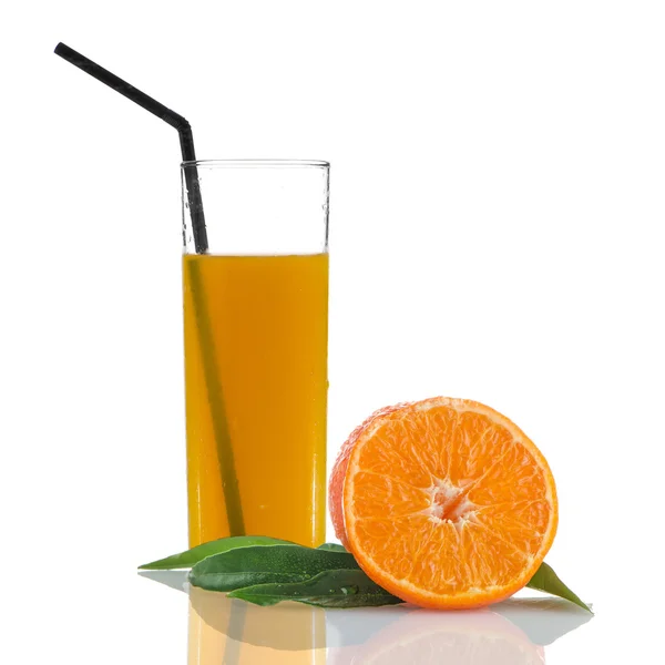 Jugo de naranja con fruta en rodajas en su costado —  Fotos de Stock