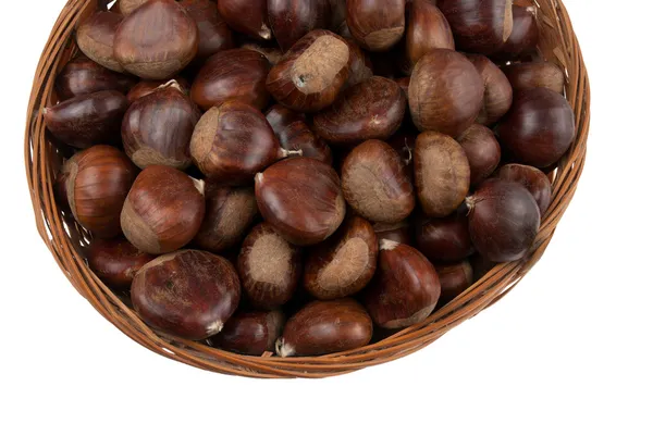 Cesto di vimini con castagne — Foto Stock