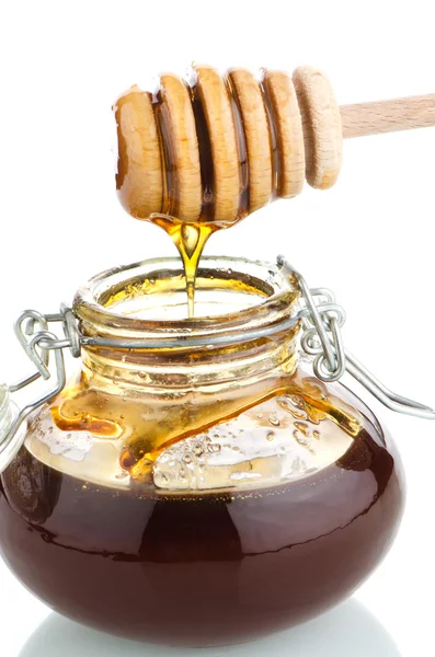 Tarro de miel con rociador de madera — Foto de Stock