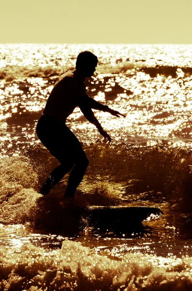 Longboarder surfování při západu slunce — Stock fotografie