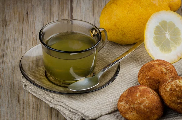 Limonlu çay ve kurabiye — Stok fotoğraf