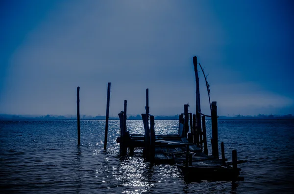 Staré přístaviště měsíc světelný odraz — Stock fotografie