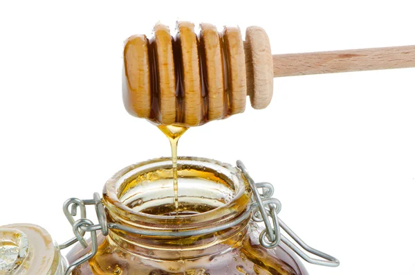 Tarro de miel con rociador de madera — Foto de Stock