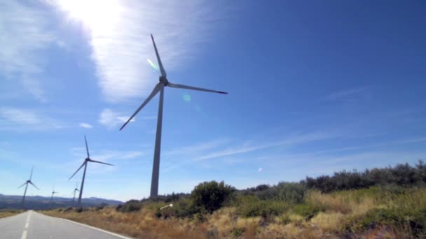 Carretera y turbina eólica — Vídeos de Stock
