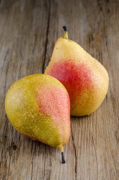 Peren in een oude houten tafel — Stockfoto