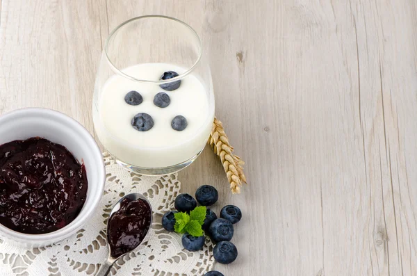 Yoghurt met verse bosbessen — Stockfoto