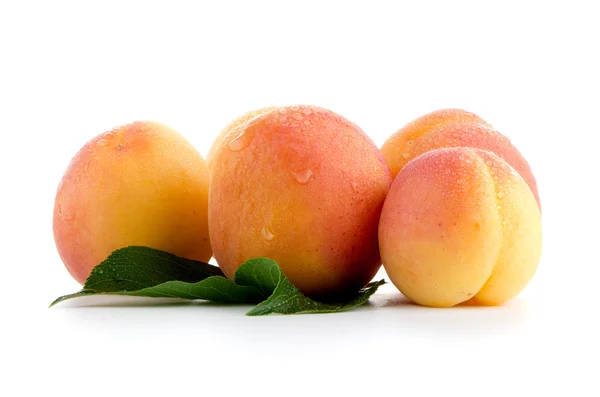 Süße Pfirsiche mit Blättern — Stockfoto