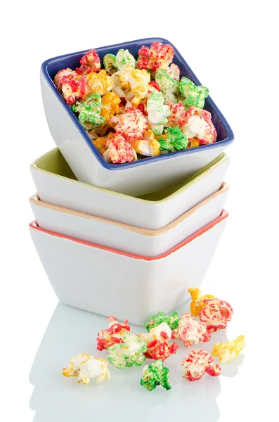 Högen av keramiska skålar med popcorn — Stockfoto