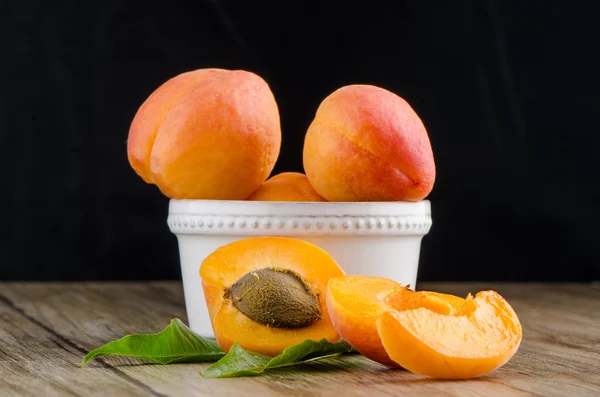 Aprikoser på träbord. — Stockfoto