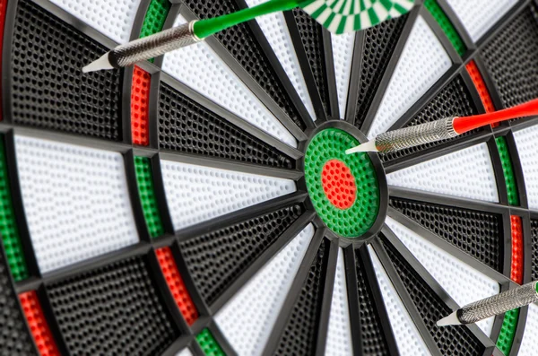 Dartbord met darts — Stockfoto